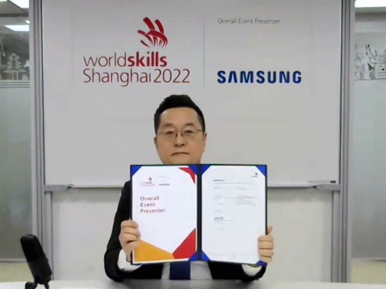 Dr Dongseob Jang, Secretary General of Samsung Skills and VP of Samsung Electronics, at the signing cermony.
